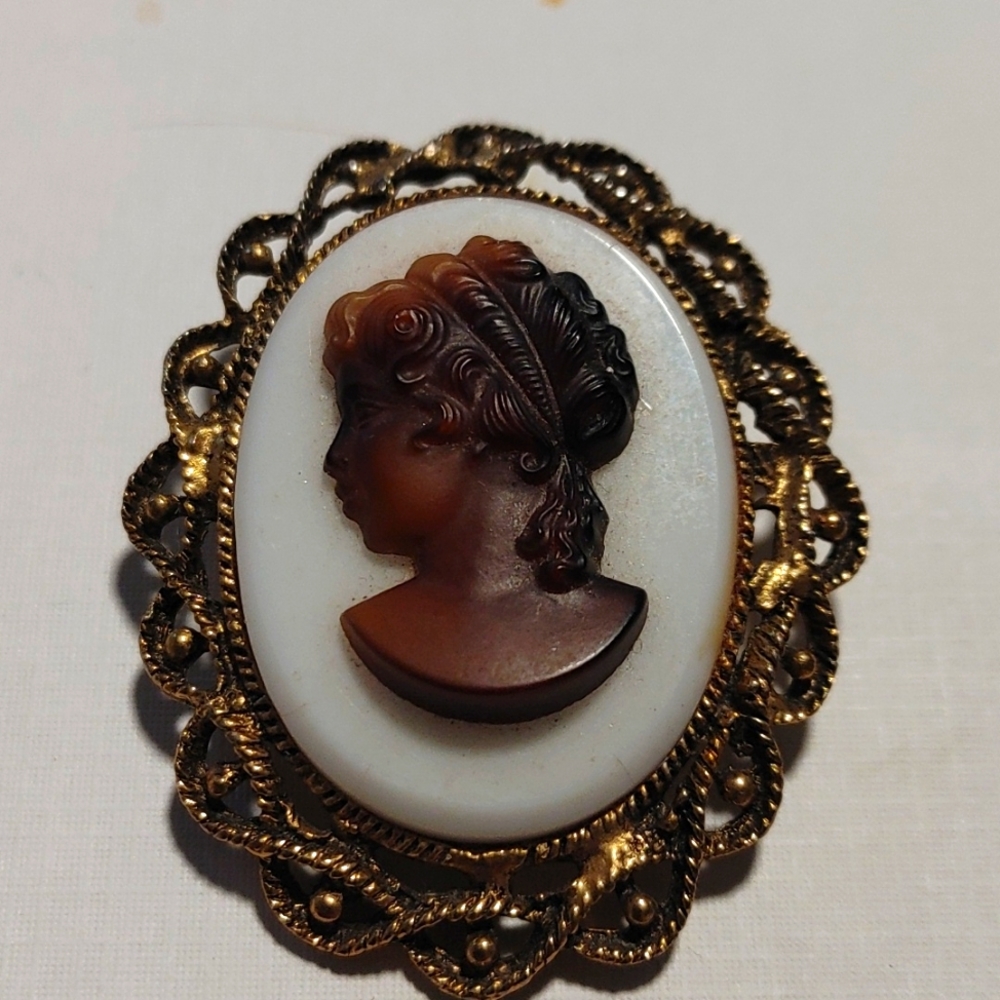 VINTAGE BROWN CAMEO 50s